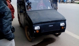 Người cha tự chế 'xế hộp' chở con đi học ở Nghệ An