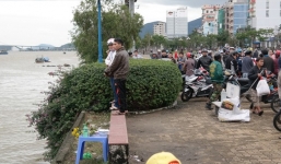 Cô gái đứng trên cầu suốt đêm gào khóc, gọi tên người yêu