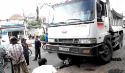 Tai nạn, xe ben cuốn một phụ nữ vào gầm