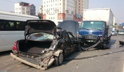 Mercedes gặp sự cố trên đường bị xe tải tông “nát” đuôi