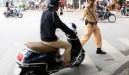 Màn 'thoát hiểm' CSGT bá đạo