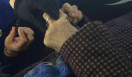 Cụ ông nhặt rác đưa vợ đi mua nhẫn kim cương