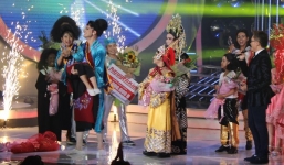 Kyo York bất ngờ 'vứt' giải thưởng trên sóng trực tiếp Gương mặt thân quen nhí