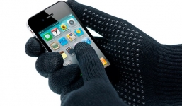 Tại sao không thể dùng găng tay thường với smartphone?