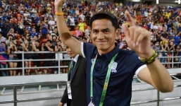 HLV Kiatisak nói gì khiến cầu thủ Thái Lan 'lên đồng' ở hiệp 2?