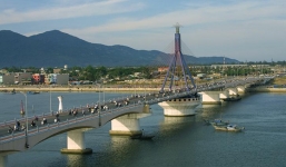 Xác nam thanh niên tự tử trước mặt người yêu nổi gần cầu sông Hàn