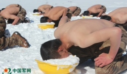 Xem binh sĩ Trung Quốc cởi trần, vùi mặt trong tuyết để tập luyện