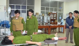 Khống chế hai kẻ mang mã tấu, chém cảnh sát 113 bị thương