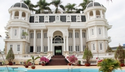 Chiêm ngưỡng dinh thự bạc tỷ của đại gia thủy sản miền Tây bị truy nã