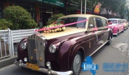 Đám cưới toàn Rolls-Royce rước dâu và 3 xe trống chở đồ sính lễ