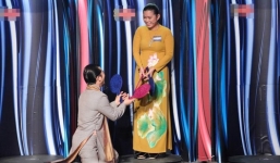 Đại gia Hùng Cửu Long quỳ gối bày tỏ tình cảm với vợ trên truyền hình