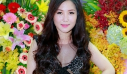 Hương Tràm diện đồ gợi cảm dù đang bị cấm diễn