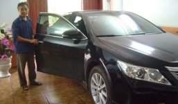 Những lão nông dân chơi xe sang, chơi điện thoại xịn nức tiếng