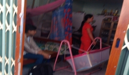 Phẫn nộ cha ruột tàn nhẫn châm lửa khắp người con gái 6 tuổi