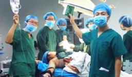 Nhóm bác sĩ Trung Quốc vừa phẫu thuật vừa chụp ảnh “tự sướng”