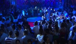 Đột kích 2 quán bar, hàng trăm dân chơi nháo nhào tháo chạy