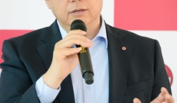 Sếp 'bự' LG bị cấm đến CES vì đập máy giặt Samsung