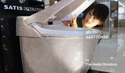 Cận cảnh chiếc bệ xí 1,8 tỉ gắn 75.000 viên pha lê