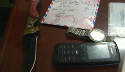 Đang bán ma túy bị bắt quả tang, hành hung công an