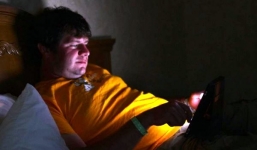 Mang iPad lên giường sẽ làm bạn khó ngủ