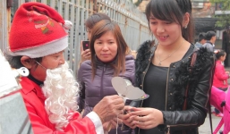 Ông già Noel phát quà Giáng sinh miễn phí tại Nhà Thờ Lớn