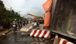 Xe tải cày nát dải phân cách, tài xế và phụ xe văng khỏi ca-bin