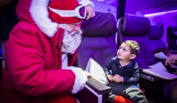 Ông già Noel bất ngờ xuất hiện trên trần máy bay 