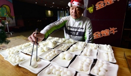 Ăn 160 quả trứng một lúc để mừng lễ Giáng sinh