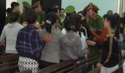 Tòa hoãn xử, hai gia đình lao vào hỗn chiến ngay trong tòa