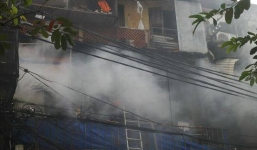 Cháy nhà trên phố cổ Hà Nội, 1 chiến sĩ cảnh sát bị ngất