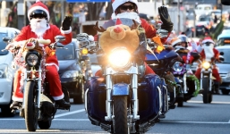 Ông già Noel 'đa zi năng' ở khắp nơi trên thế giới