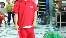 Bé trai 3 tuổi bị cô giáo đánh bầm dập chỉ vì đi...tiểu nhiều