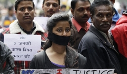 Nhảy xuống biển tự tử bất thành, cô gái bị hai ngư dân cưỡng hiếp