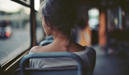 Nạn nhân bị quấy rối tình dục nóng lòng chờ xe bus riêng