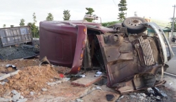 Xe khách lao xuống hố do va chạm với xe container