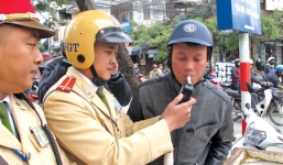 CSGT xử lý “bợm nhậu”, nhà hàng mật báo cho khách để xe lại