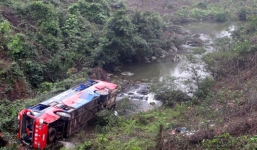 Xe khách người Việt gặp nạn tại Lào, 1 người chết, 7 người bị thương