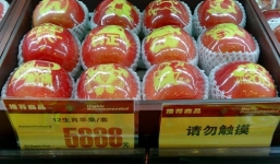 Dân Trung Quốc chuộng táo “sang chảnh” khắc hình 12 con giáp