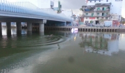 Video: Xôn xao thanh niên bơi hơn một tiếng trên kênh Nhiêu Lộc
