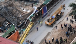 Đường sắt trên cao Cát Linh - Hà Đông sập giàn giáo, đè bẹp taxi