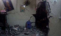 Mất lái 'xế hộp' đâm thủng tường nhà văn hóa