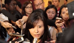 Cô dâu khóc nức nở ngóng tin vị hôn phu trên chuyến bay mất tích