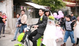 Chú rể Hà Nội rước dâu bằng xe đạp điện gây xôn xao