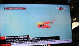 4 thi thể nạn nhân của máy bay AirAsia nắm chặt tay nhau