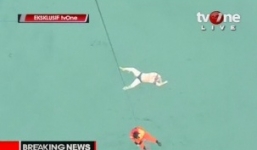 Cận cảnh vớt thi thể hành khách tại hiện trường máy bay QZ8501 gặp nạn