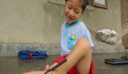 Cậu bé 8 tuổi “viết” nên cuộc đời mình bằng đôi chân kỳ diệu