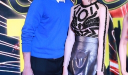 Hương Giang Idol bẽn lẽn khi được người tình ngoại quốc hôn