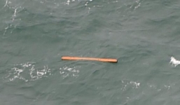 Phát hiện nhiều mảnh vỡ nghi của máy bay mất tích AirAsia 