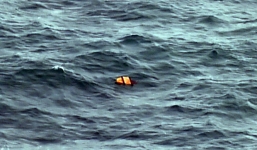 Phát hiện vùng nước đen giống xác máy bay mất tích QZ8501