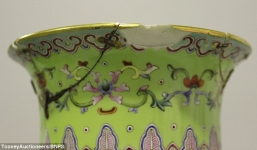 Đại gia chi 21 tỷ đồng cho một chiếc bình gốm vỡ